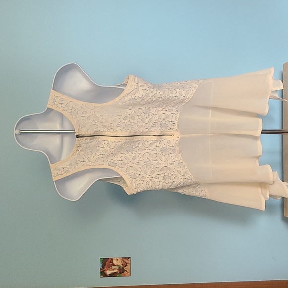 Ladie's Shirt. - Picture 2 of 6